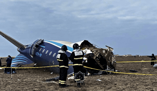 El avión de Azerbaijan Airlines desvió su trayectoria hacia Aktau, donde se estrelló y dejó 38 muertos. Foto: AFP.