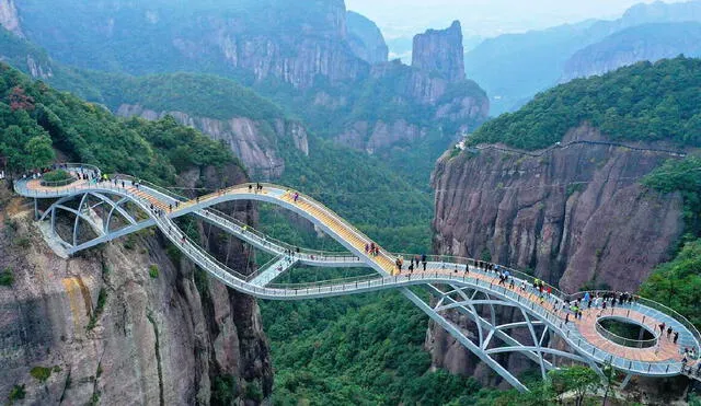 Inaugurado en septiembre de 2020, el Puente Ruyi se ha convertido en un símbolo del turismo en China por su diseño único y su impresionante ubicación en el valle de Shenxianju, Zhejiang. Foto: MyBestPlace