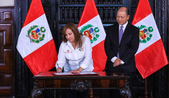 Dina Boluarte firmó la disposición para el aumento de sueldo en Perú. Foto: Presidencia.