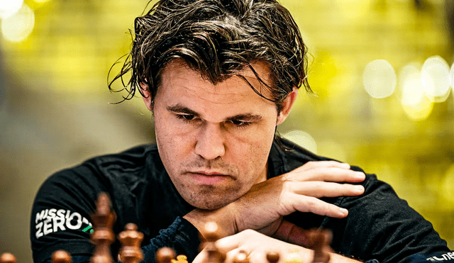 La Federación Internacional de Ajedrez expulsó a Magnus Carlsen, actual campeón mundial, por infringir el código de vestimenta al usar jeans en partidas. Foto: FIDE