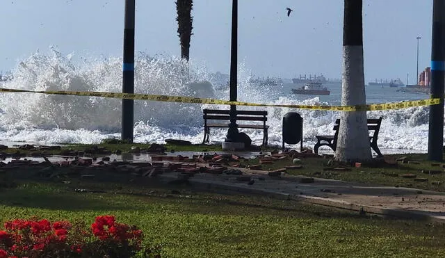 El puerto del Callao enfrenta oleajes anómalos desde el 27 de diciembre, provocando olas de más de tres metros que afectan la costa y zonas recreativas, como la Plaza Grau. Foto: Cristina Galvez/LR