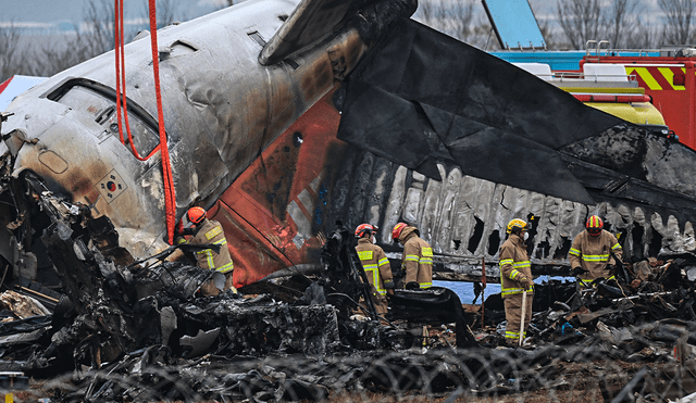 El trágico accidente del vuelo 7C2216 de Jeju Air dejó solo dos sobrevivientes: Lee Min-jun y Koo Hye-jin. Foto: AFP.