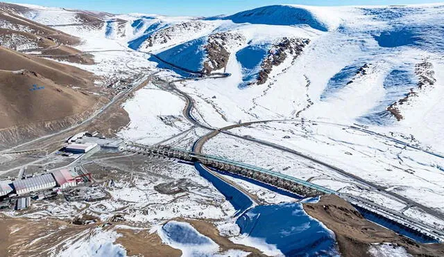 El túnel Shengli de Tianshan, ubicado a más de 3.000 metros de altura, conecta el norte y sur de Xinjiang. Con 22 kilómetros de largo y una inversión de más de 3.000 millones de dólares, esta obra cambiará la región para siempre. Foto: Xinhua