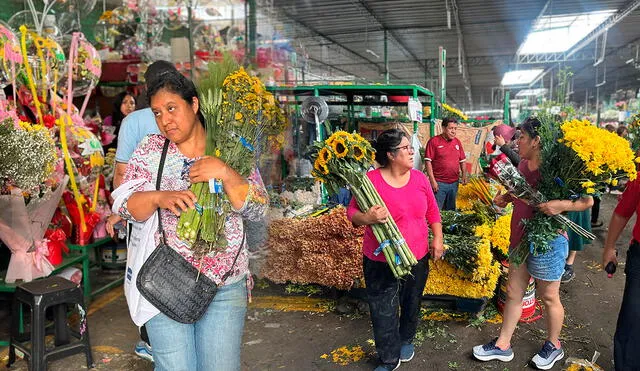 Muchas personas buscan las flores amarillas para recibir el Año Nuevo 2025. Foto: Composición LR.