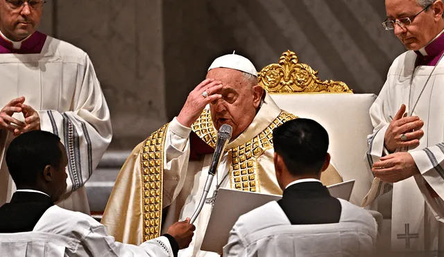 El papa Francisco instó a reflexionar sobre el verdadero significado de ser hermanos, recordando que la fraternidad debe ser el principio rector para enfrentar divisiones y desafíos actuales. Foto: Andreas Solaro/AFP.