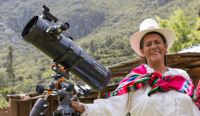 Telescopio y mujer peruana con vestimentas andinas. Foto: Mincetur