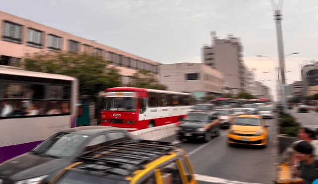 Las calles del Centro de Lima se ven congestionadas por el tránsito. Foto: Grecia Infante - La República