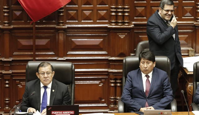 Salhuana analizaría cambiar a Forno (de pie con el teléfono) en medio de crisis del Congreso. Foto: Marco Cotrina / LR