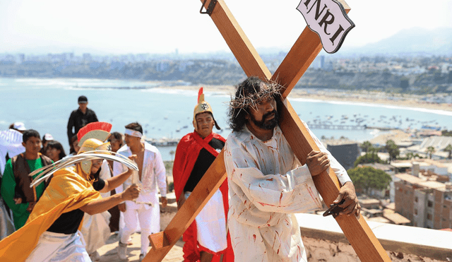 Las procesiones que se realizan por Semana Santa evocan la pasión y muerte de Cristo. Foto: Andina