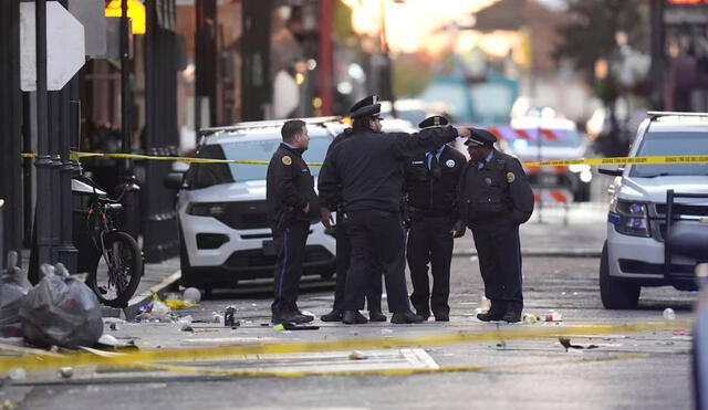 El ataque, ocurrido en Bourbon Street, involucró un vehículo que arrolló a los celebrantes y disparos del conductor, Shamsud-Din Jabbar, quien fue abatido por la policía. La ciudad permanece en estado de shock. Foto: El País