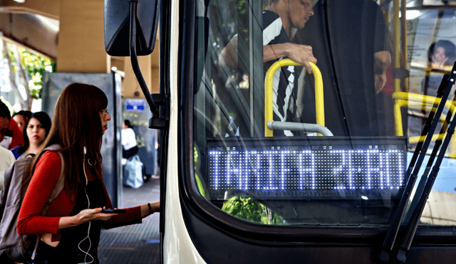 Financiado por impuestos locales y subsidios, el programa de Brasil enfrenta retos económicos por la alta demanda y la limitación en la cantidad de autobuses disponibles. Foto: Lela Beltrão/El País.