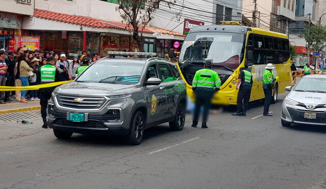 Bomberos intentaron salvar a la anciana, quien terminó bajo el bus de transporte público. Foto: Wilder Pari/La República