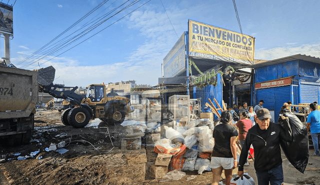 Comerciantes intentaron, hasta en última instancia, rescatar sus pertenencias y llevar sus puertas recién instaladas. Foto: composición de Gerson Cardoso/Kevinn García/La República