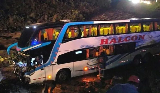 Bus de dos pisos sufrió severos daños materiales. Por suerte no hubo heridos graves. Foto: Difusión