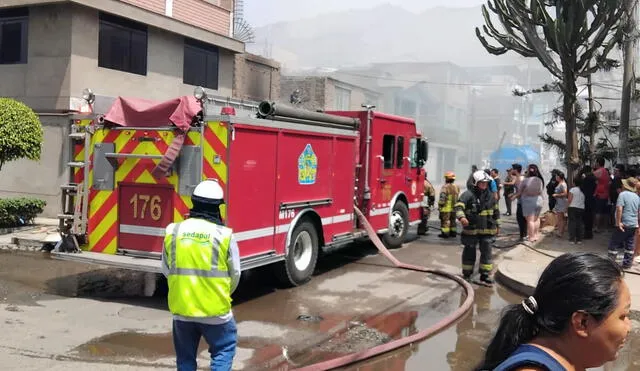 Hasta el momento, no se reportan heridos ni víctimas por el incendio. Foto: Sedapal.