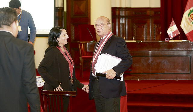 Fany Quispe junto a Jesús Fernández Alarcón. Juntos investigaron el caso Cuellos Blancos en el 2022. Foto: Fiscalía   