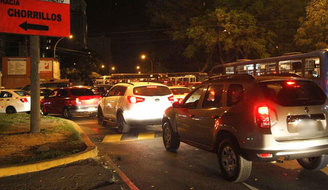 Varias personas regresan de las playas este domingo. Foto: Andina