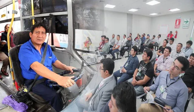 Conductores en Perú debes brindar cursos referidos al transporte. Foto: Composición LR/Andina.