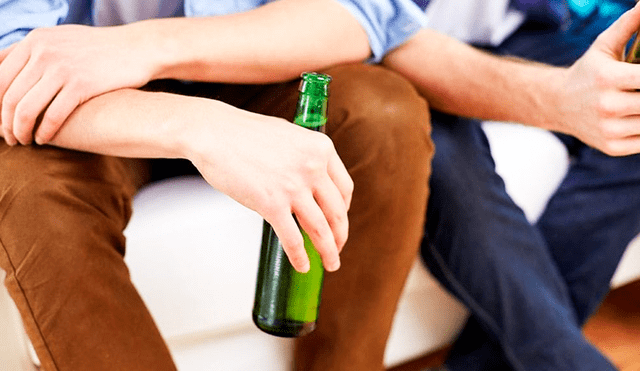 La timidez y la inseguridad social son identificadas como factores clave detrás del abuso de alcohol, destacándose que las normas sociales influyen directamente en los patrones de consumo en diferentes etapas de la vida. Foto. Difusión