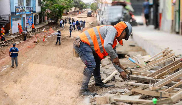 Avenida Los Ficus, que comprende desde Los Jazmines y 18 de Enero, es remodelada por las autoridades. Foto: composición LR/Andina