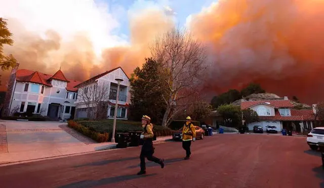 El fuego, que comenzó en las estribaciones del área de Pacific Palisades, ha consumido más de 81 hectáreas de vegetación seca en pocas horas. Foto: El Periódico