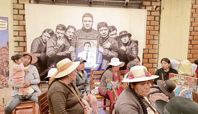 Deudos de las víctimas ante el afiche de los hermanos de Marco Antonio Samillán Sanga, quien perdió la vida ayudando a heridos. Foto: La República