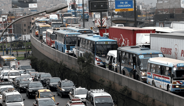 La congestión vehicular no solo afecta los tiempos de viaje, sino que también impacta negativamente en la calidad de vida de las personas. Foto: Andina.