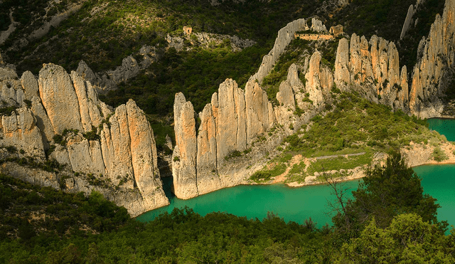 Finestres y su "Muralla China" ofrecen un entorno natural único y tranquilo, una joya poco conocida pero ideal para quienes buscan experiencias especiales en España. Foto: Huesca La Magía.