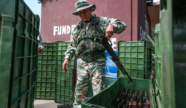 El régimen de Maduro despliega armamento a civiles en un acto en la capital venezolana. Foto: AFP