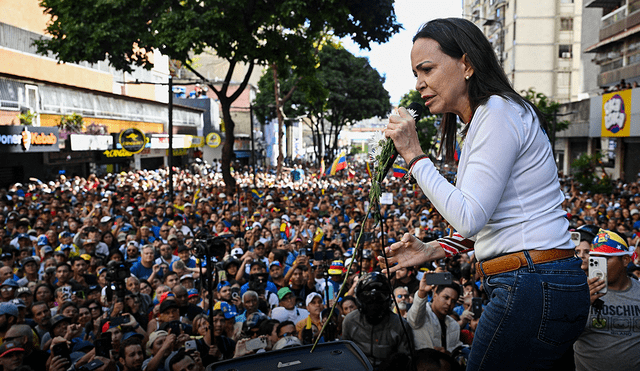 María Corina Machado habla frente a una multitud antes de ser detenida. Foto: AFP