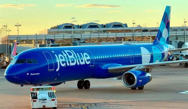 Abrir una puerta de emergencia en un avión sin autorización es considerado un delito grave bajo la ley federal en Estados Unidos.  Foto: Reforma