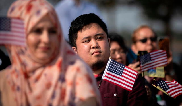 Si bien muchos residentes permanentes deben esperar cinco años con la Green Card antes de solicitar la ciudadanía, hay casos en los que este proceso ocurre de forma automática. Foto:  Univisión