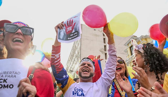 Venezolanos en Lima llegaron a la ex embajada de su país. Créditos: Miguel Vásquez / URPI-LR