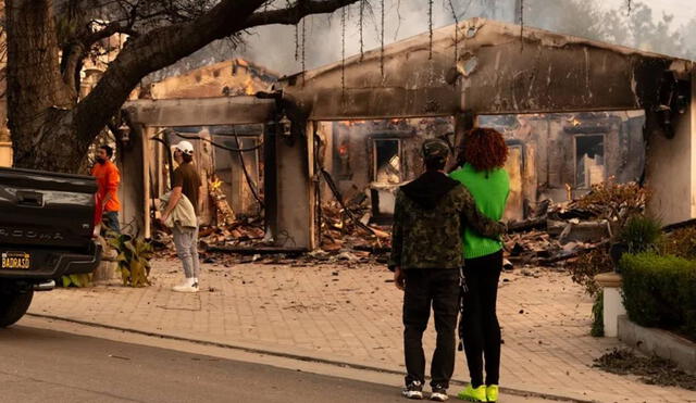 Los incendios forestales en California han devastado comunidades, obligando a miles a evacuar y causando la falta de servicios básicos. Foto: EFE