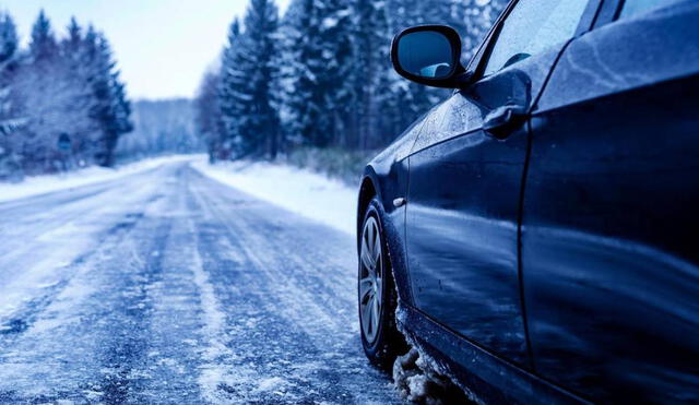 Los inviernos en Texas se caracterizan por cambios bruscos de temperatura, que favorecen la formación de hielo negro, una capa transparente que causa resbalones y accidentes en las vías. Foto: Deia