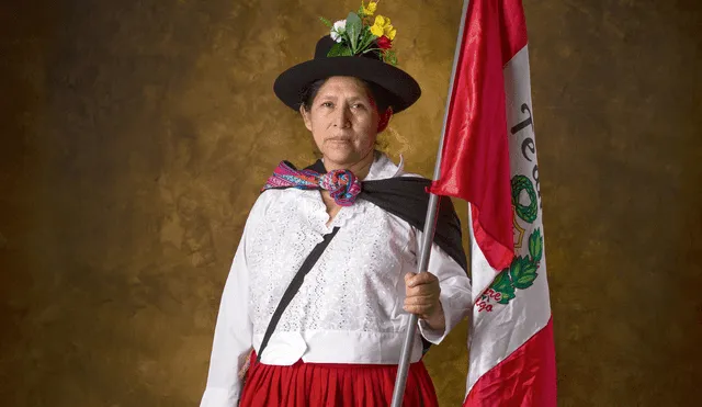 Símbolo. Aída Aroni: “Mírenme, conózcanme, soy una  campesina”. Foto: Augusto Escribens.