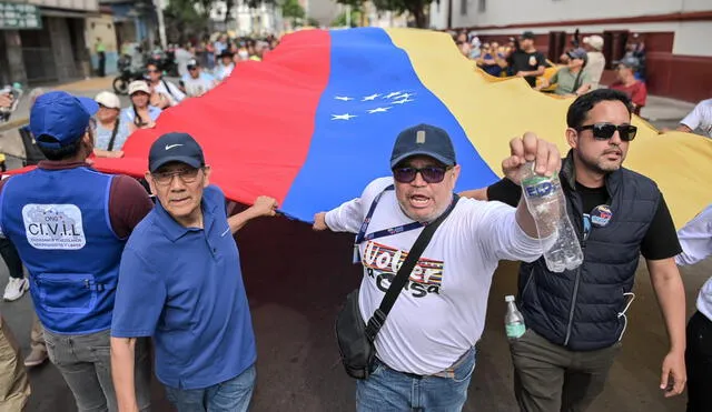 Venezolanos en Perú, unidos y en pie de lucha, en torno a su bandera. Créditos: Miguel Vásquez / URPI-LR