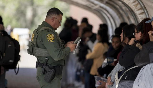 Agentes de ICE han llevado a cabo operativos en escuelas de Estados Unidos, generando preocupación entre la comunidad inmigrante. Foto: Enlace Latino