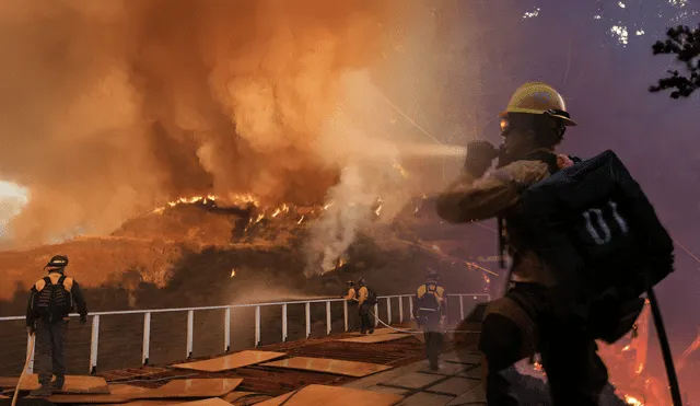 Los incendios en vecindarios como Pacific Palisades, Malibú y Altadena han resultado en 10 muertes y un aumento en las emergencias respiratorias. Foto: composición LR/Los Angeles Times