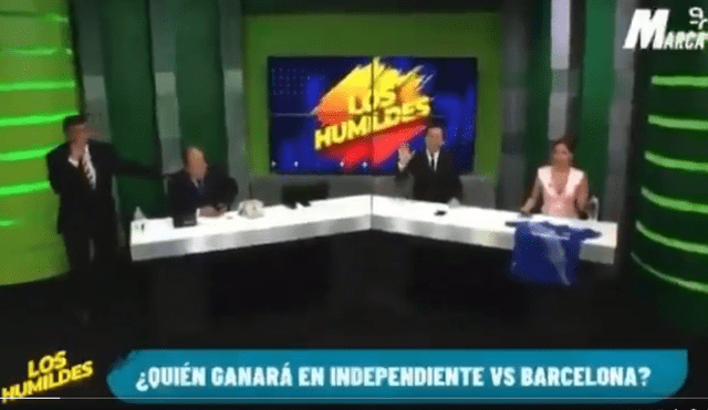 Conductores del programa deportivo ecuatoriano "Los humildes" fueron sorprendidos por un movimiento sísmico durante la transmisión en vivo. Foto: captura de pantalla.