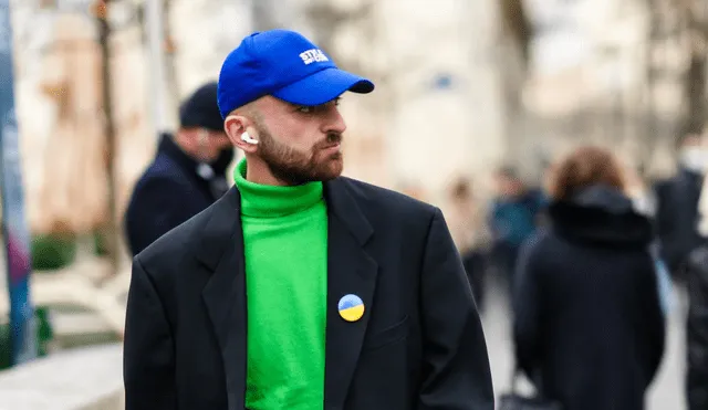 La psicología ha revelado en un reciente estudio por qué las personas utilizan gorras todos los días. Foto: composición LR/GQ México