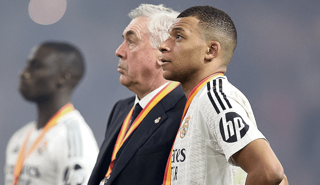 A levantarse. La final de la Supercopa de España dejó así a ‘Carletto’ Ancelotti y Mbappé. Foto: difusión