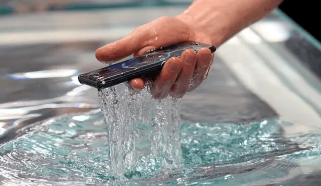 Si tu celular se cae al agua, no debes encenderlo inmediatamente, pues podrías provocar un cortocircuito. Foto: difusión