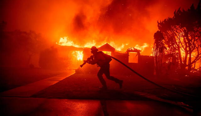 Los incendios forestales que azotan el área de Los Ángeles están profundizando una crisis en el mercado de seguros de California. Foto: NatGeo