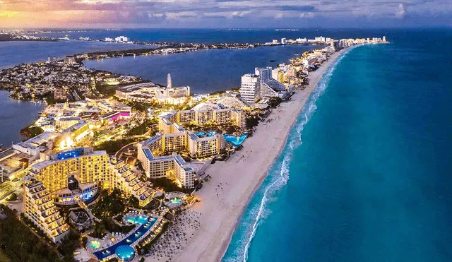 Este reconocimiento posiciona a Cancún como un destino clave, atraído por sus playas paradisíacas, cultura rica y sólida infraestructura turística que favorece el turismo internacional. Foto: The Voyage Magazine.