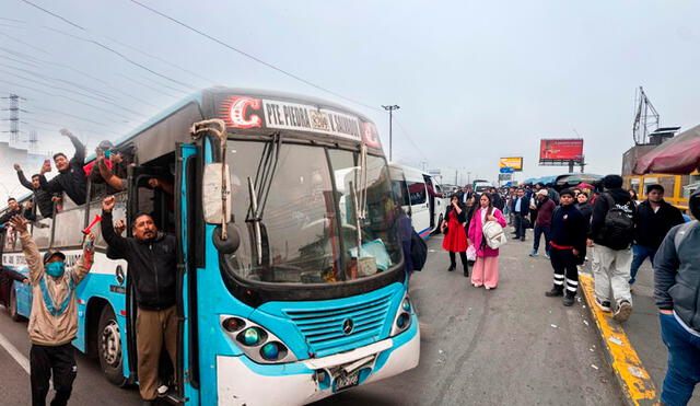 El último paro de transportistas en el país se registró el 10 de diciembre de 2024. Foto: composición LR