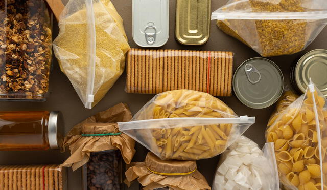 Los alimentos no perecederos son esenciales en un kit de emergencia, ya que pueden almacenarse durante largos períodos sin refrigeración. Foto: Freepik