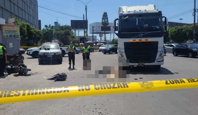 La Policía Nacional cerró la zona del accidente para evitar que los transeúntes y vehículos interfieran en las investigaciones y recojo de evidencias tras el accidente. Foto: La República/Dayana Huerta