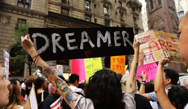 DACA protege a los Dreamers de la deportación y les otorga permisos de trabajo, permitiendo que estudien y trabajen legalmente en Estados Unidos. Foto: CNN