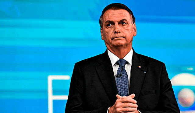 Bolsonaro planea apelar la decisión, mientras enfrenta múltiples investigaciones que complican su situación política en Brasil. Foto: composición LR/AFP.